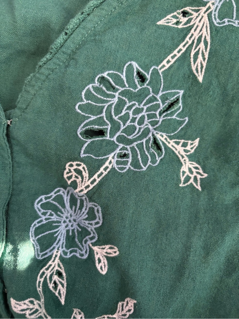 Universal Thread Women's Sz M Linen blend Short Sleeve Cutwork V-Neck Top green - Picture 5 of 9